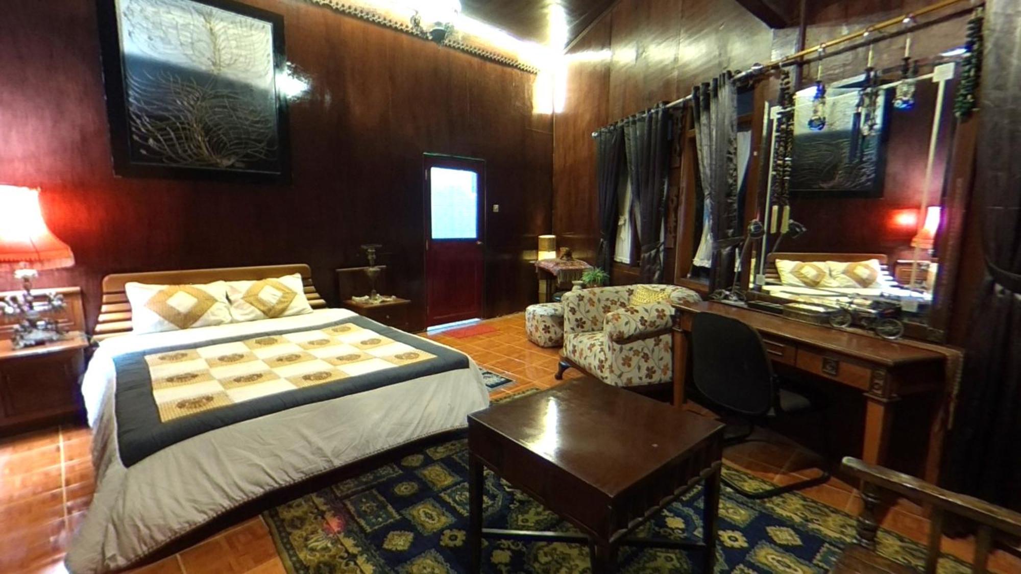 Badjoeri Ethnic Wooden Homestay Бандунг Номер фото